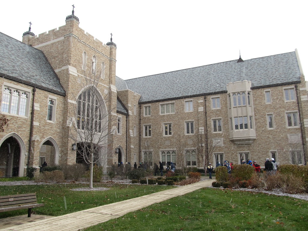Notre Dame supplemental essays image; collegeadvisor.com: a photo of the University of Notre Dame's campus