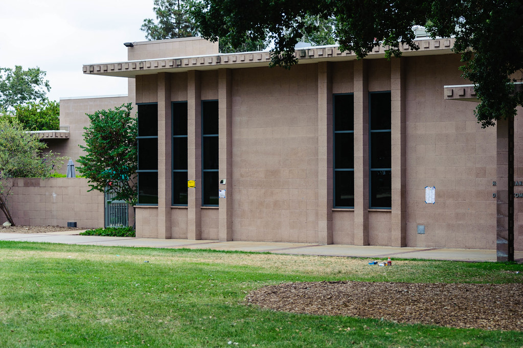 Why Harvey Mudd essay; collegeadvisor.com image: a photo of a Harvey Mudd College campus building