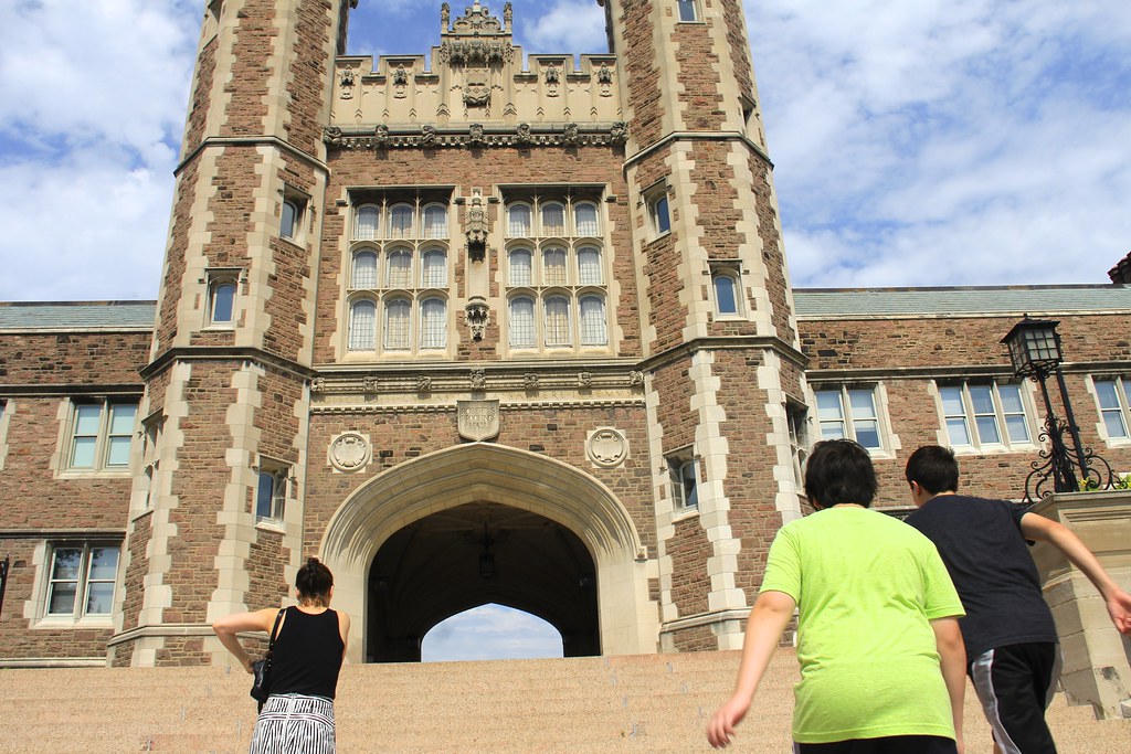 How to get into WashU; collegeadvisor.com image: a phot of people walking into a WashU campus building.