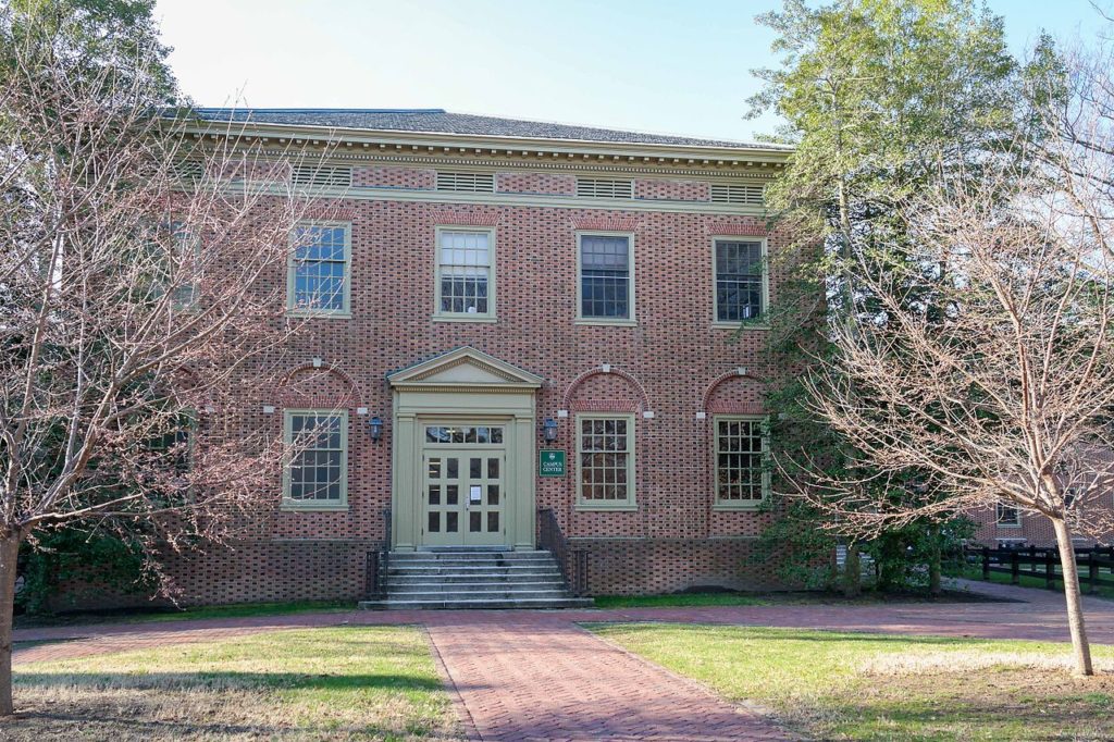 how to get into william and mary; collegeadvisor.com image: photo of william and mary campus