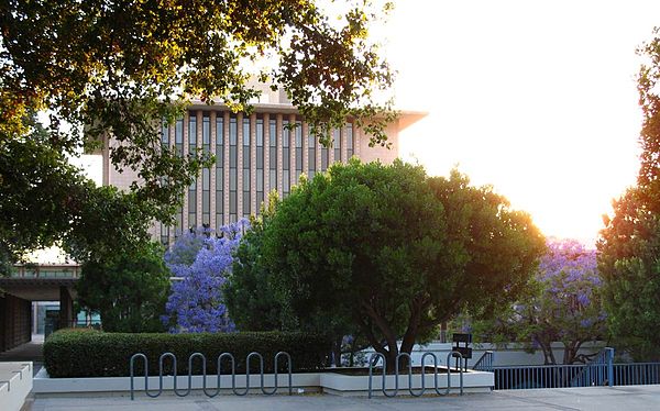 how to get into harvey mudd; collegeadvisor.com image: a photo of harvey mudd college campus