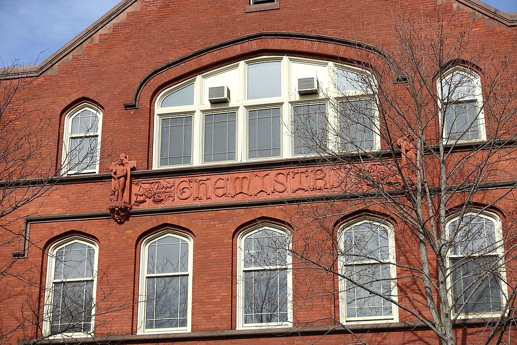 how to get into smith; collegeadvisor.com image: a photo of stoddard hall on smith campus
